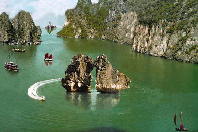 How to Get to Halong Bay from Hanoi (2026 Guide) | Travel Options & Tips